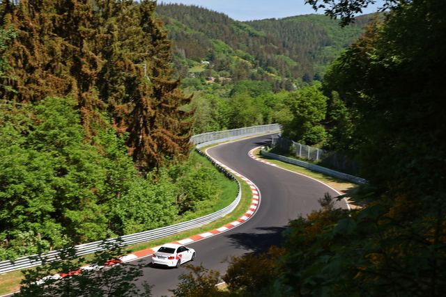 BMW in einer Waldkurve der Nürburgring Nordschleife