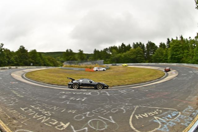 Porsche 911 im Karussell der Nordschleife
