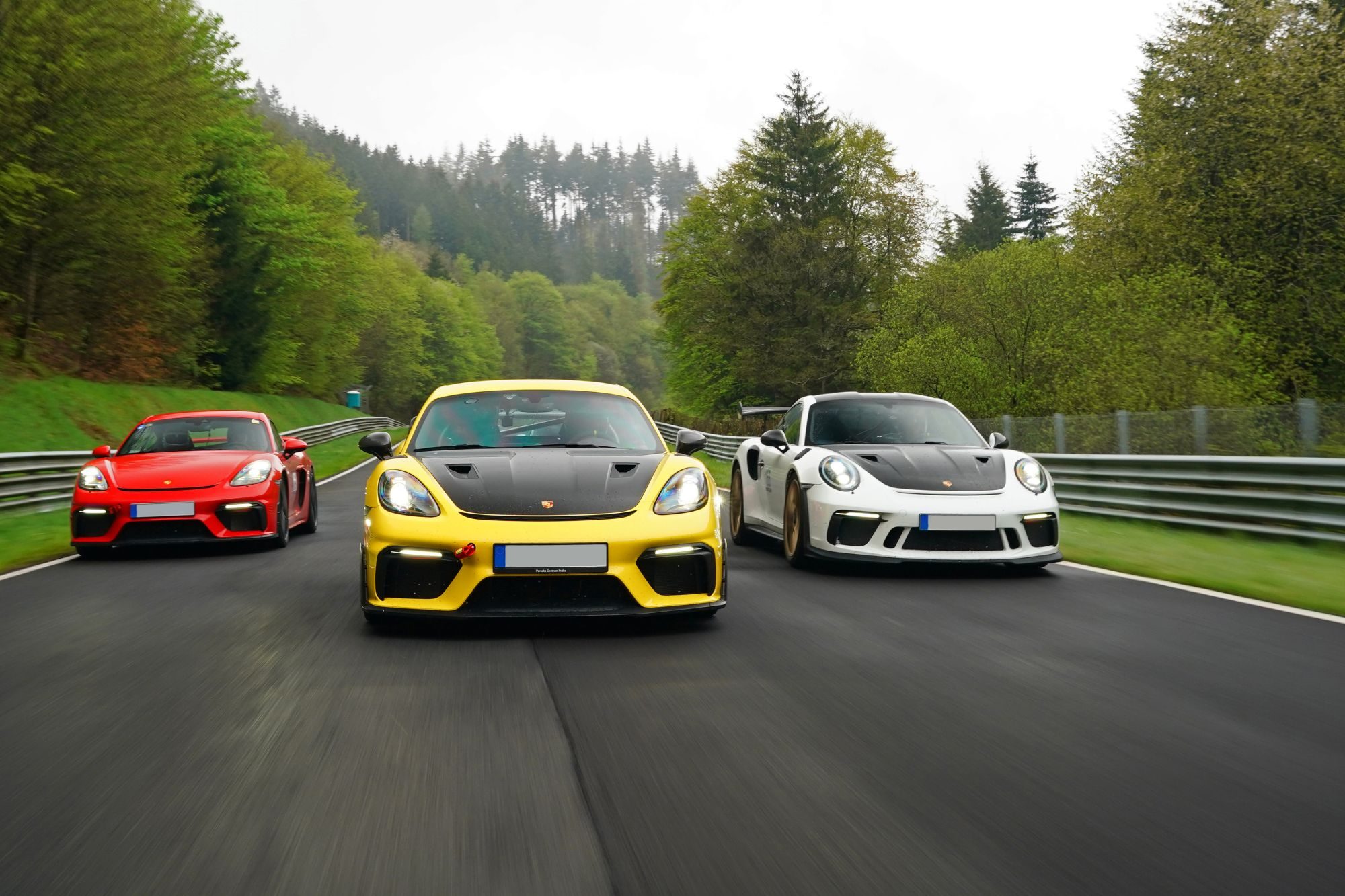 Porsche Cayman GT4 RS und 911 GT3 RS nebeneinander auf der Nordschleife