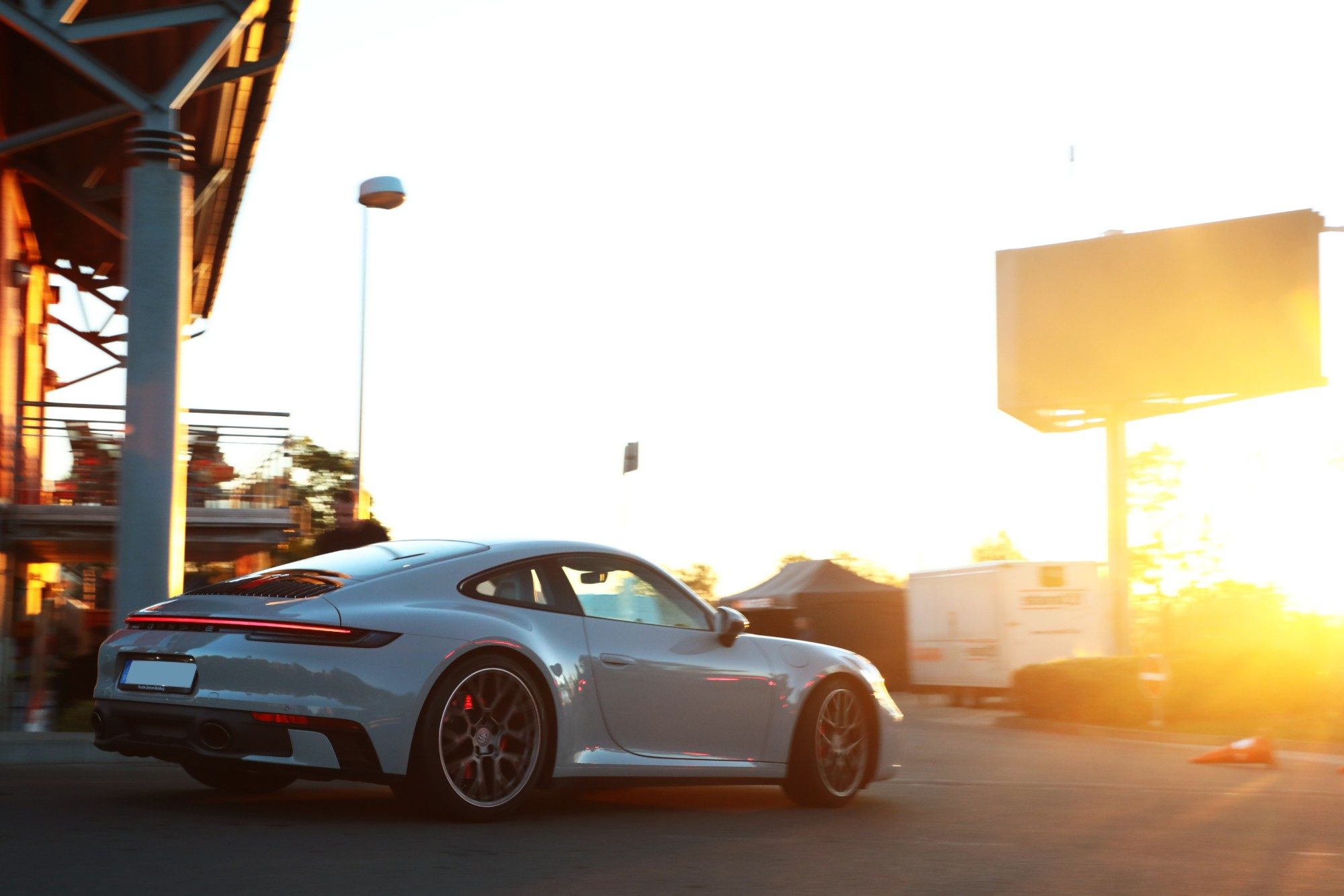 Porsche 911 im Sonnenuntergang im Fahrerlager