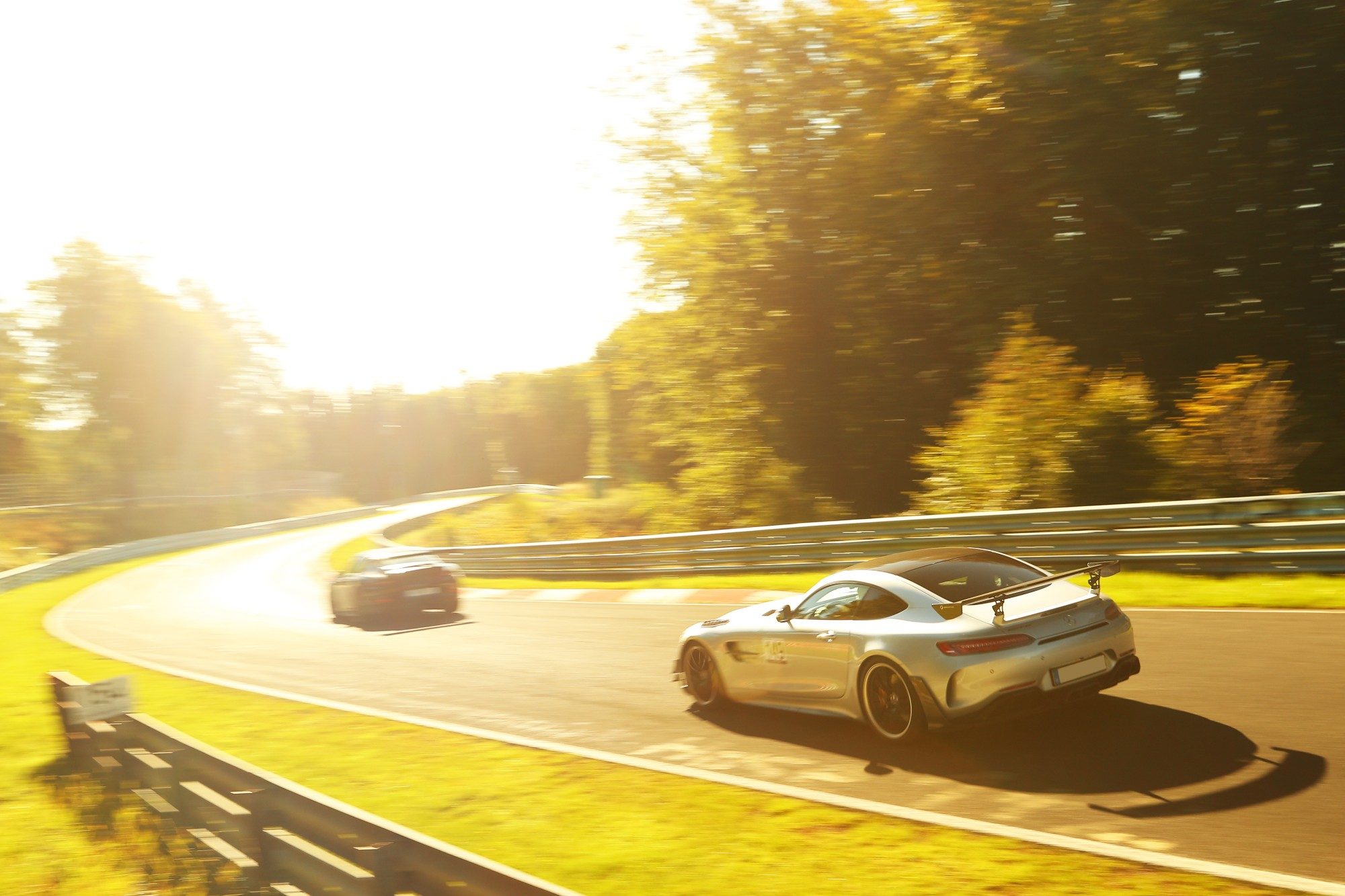 Mercedes-AMG GT R im Gegenlicht auf der Nordschleife